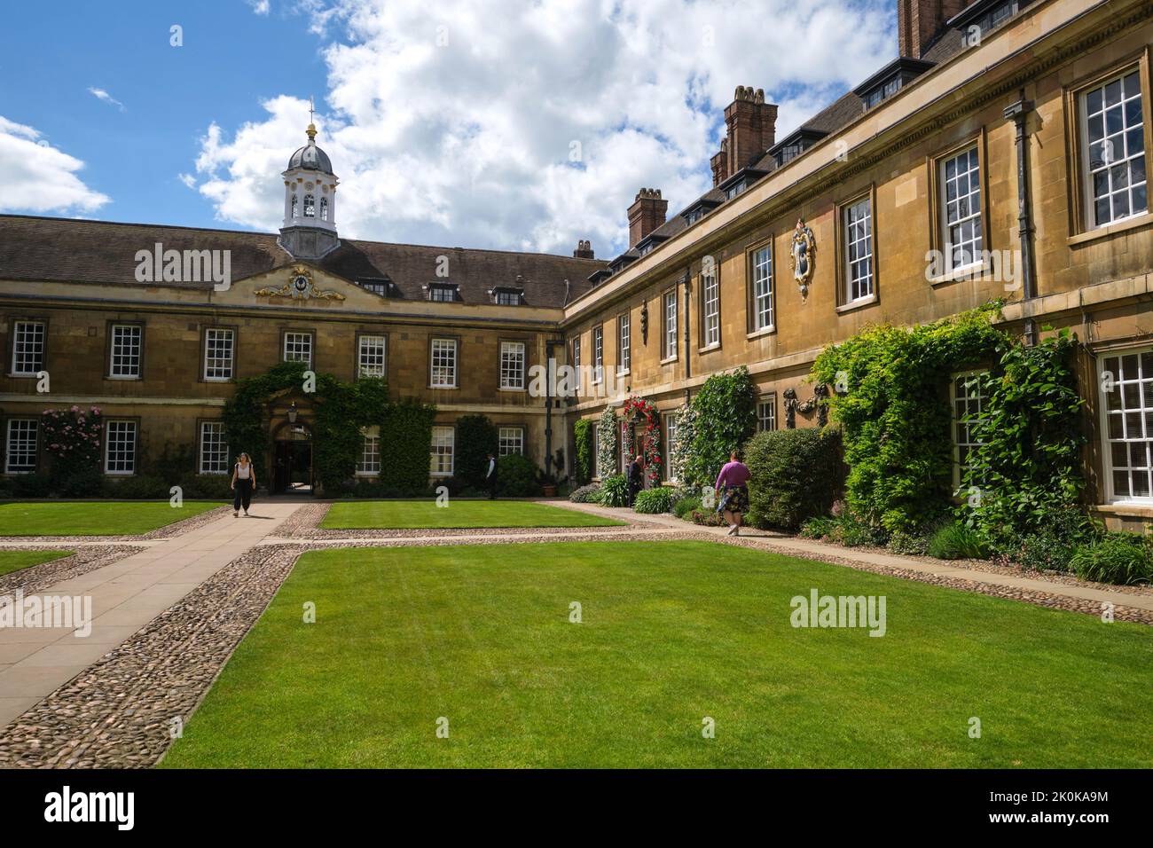 Blick auf den kleinen, intimen Innenhof hinter Porter's Lodge am Trinity College. In Cambridge, England, Vereinigtes Königreich. Stockfoto