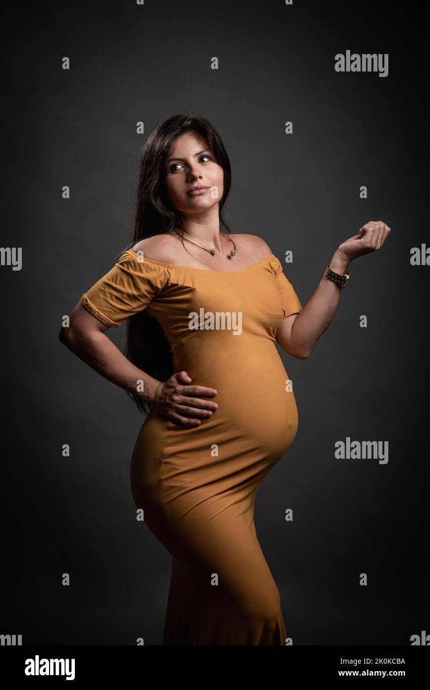 Gelbes maxikleid -Fotos und -Bildmaterial in hoher Auflösung – Alamy