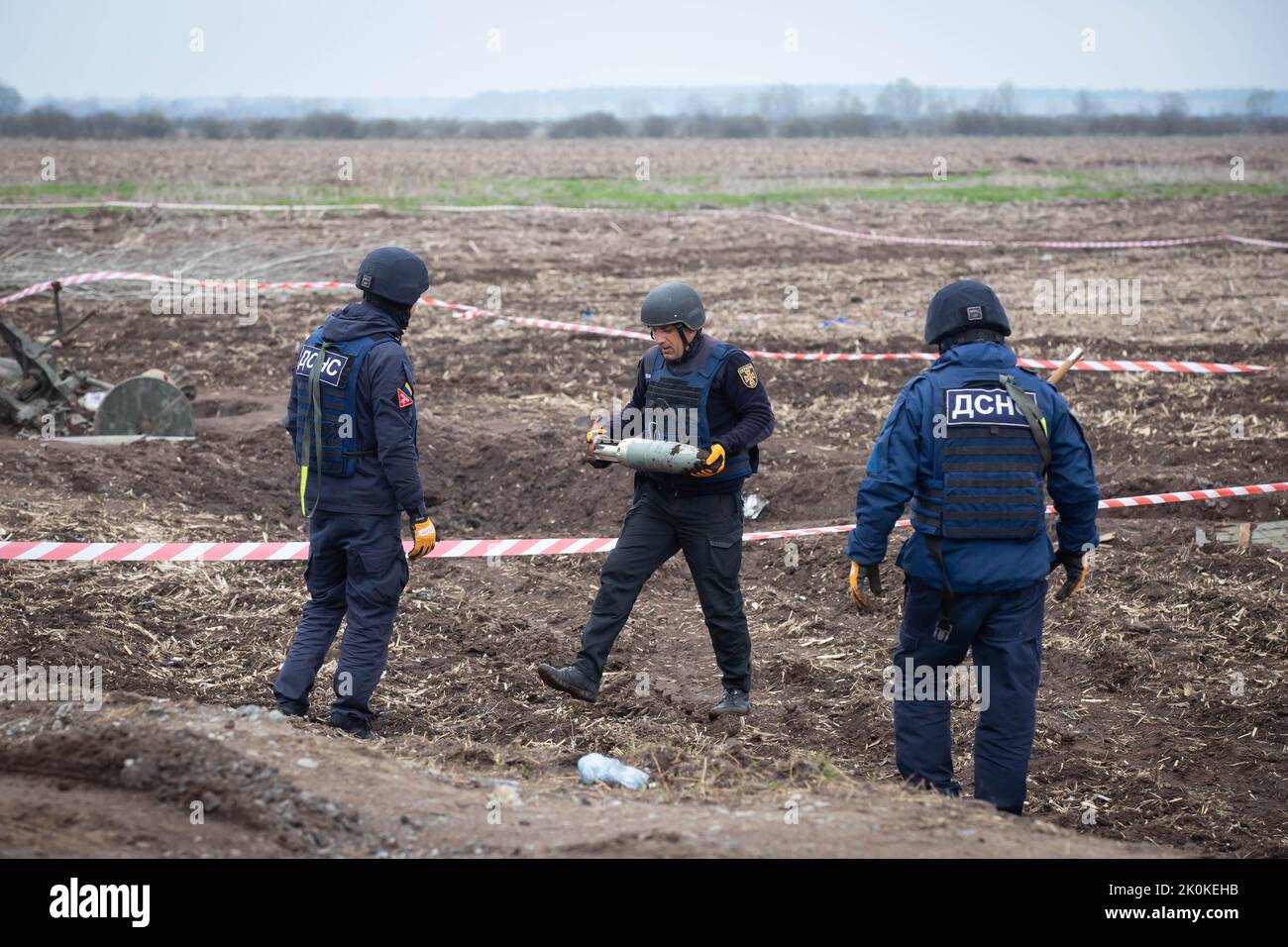 Brovary, Ukraine. 21. April 2022. Ukrainische Retter räumen Minen am Ort der jüngsten Kämpfe zwischen der russischen und der ukrainischen Armee in der Nähe der Stadt Brovary im Raum Kiew. (Bild: © Oleksii Chumachenko/SOPA Images via ZUMA Press Wire) Stockfoto