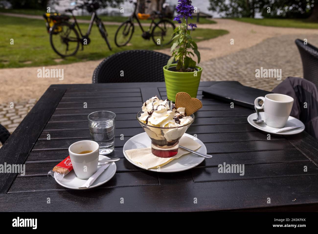 Café und Eis im Garten Café im Schloss Zirov am Zirower See in der