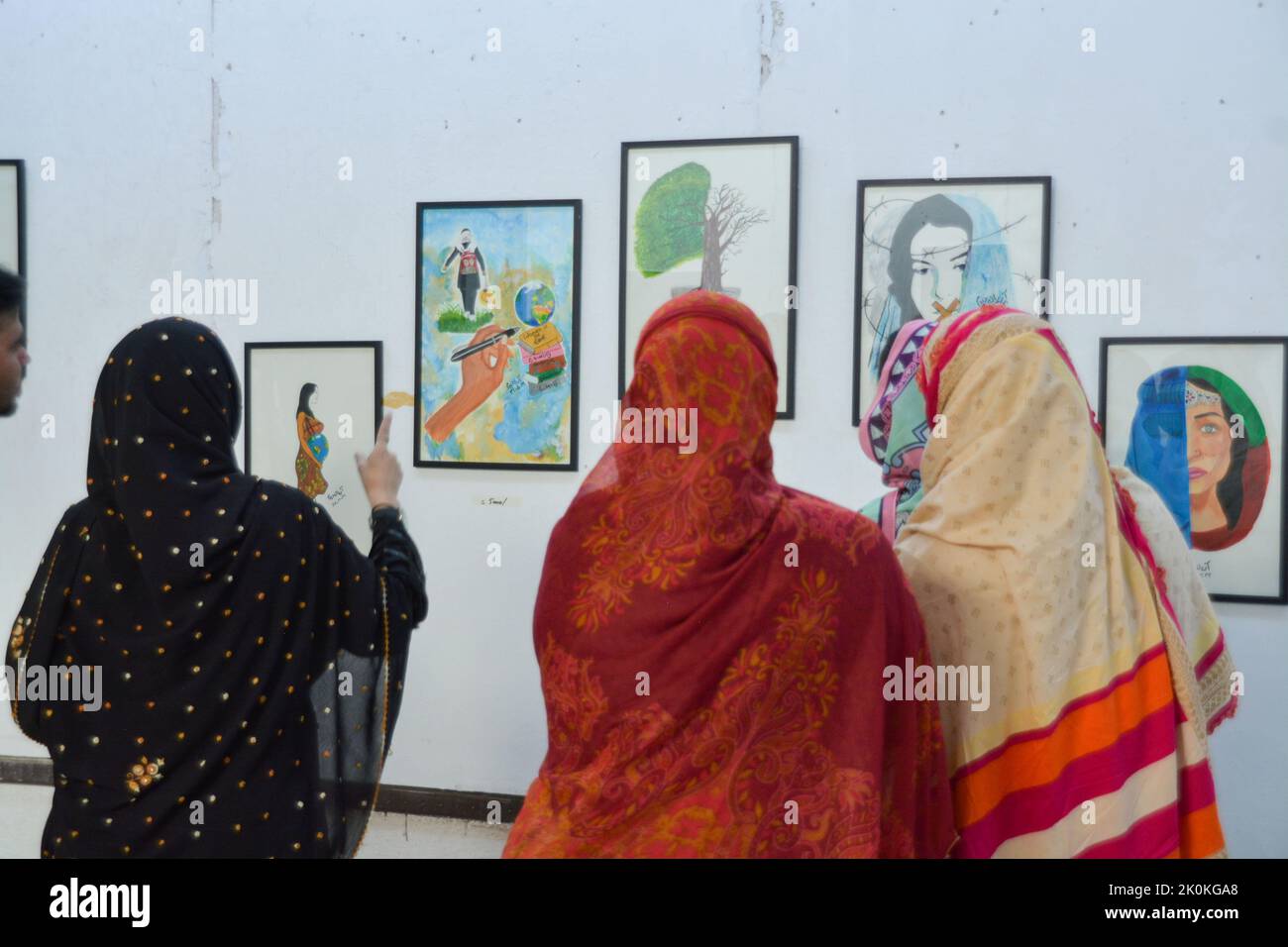 QUETTA, PAKISTAN. Sep 10-2022: Eine feministische Künstlerin aus dem Bezirk Zhob Miss Aryana Didam führt die Menschen während der Ausstellung in Quetta über ihre Kunst. Stockfoto