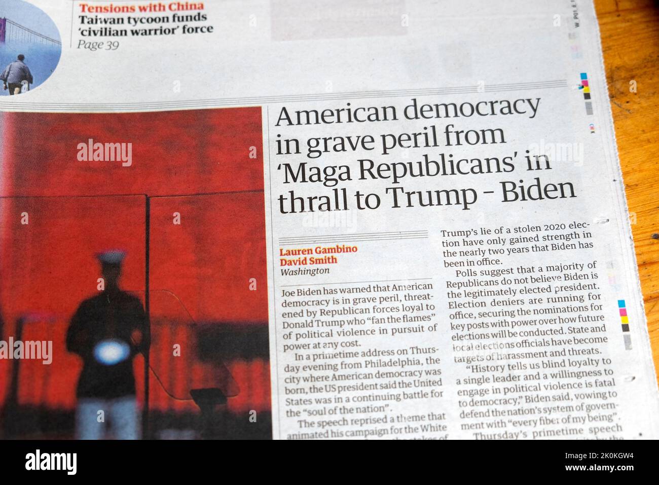 „Die amerikanische Demokratie steht in ernster Gefahr, von den „Maga Republikanern“ im Thrall bis hin zu Trump – Biden“, Schlagzeile des Guardian 3.. September 2022 London, Großbritannien Stockfoto