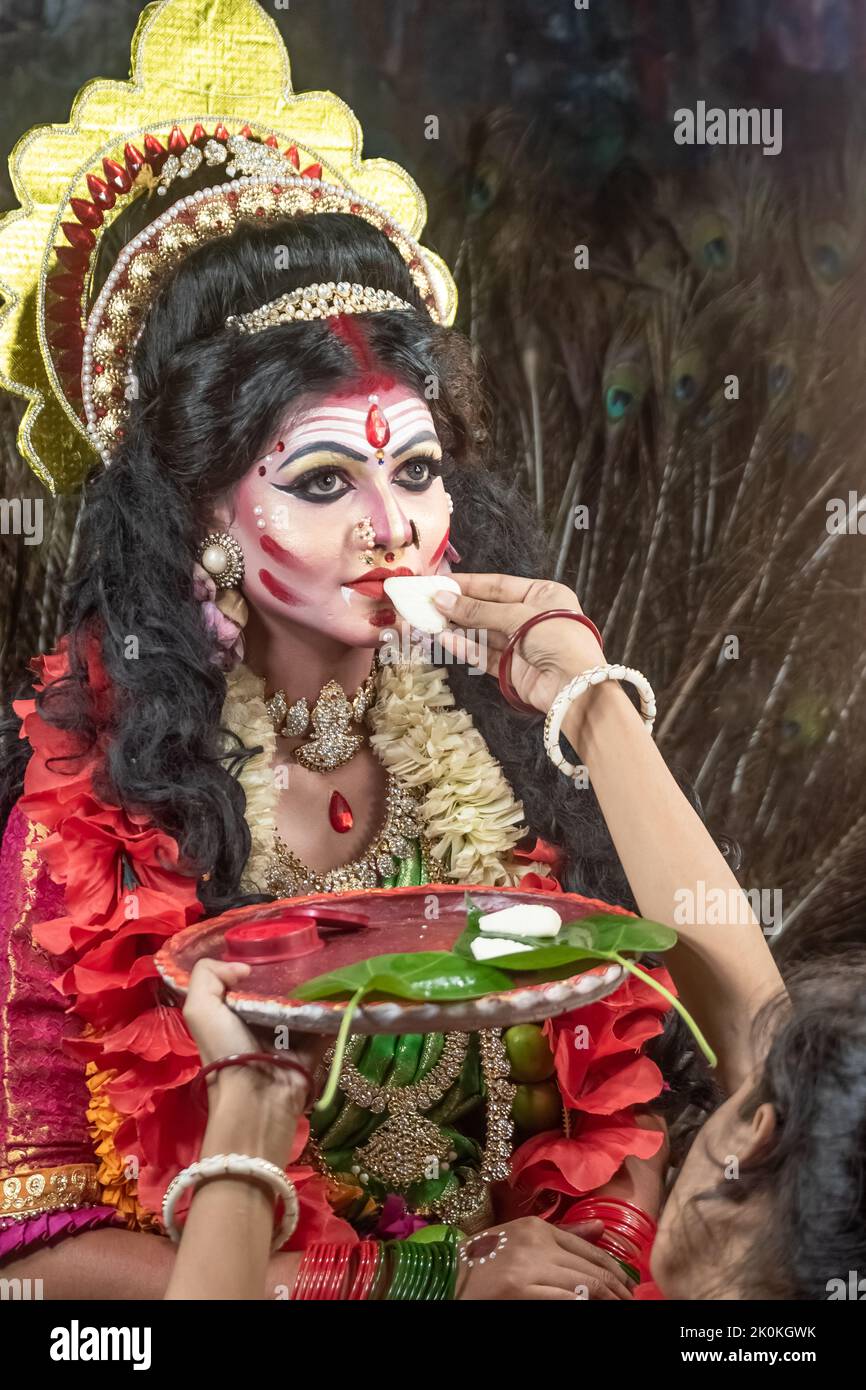 Dies ist ein konzeptuelles Fotoshooting von Agomoni und Vijaya Dashami,Maa Durga 'Debi Boron', das von einem hinduistischen Anhänger in Vijaya Dashami gemacht wird, Stockfoto