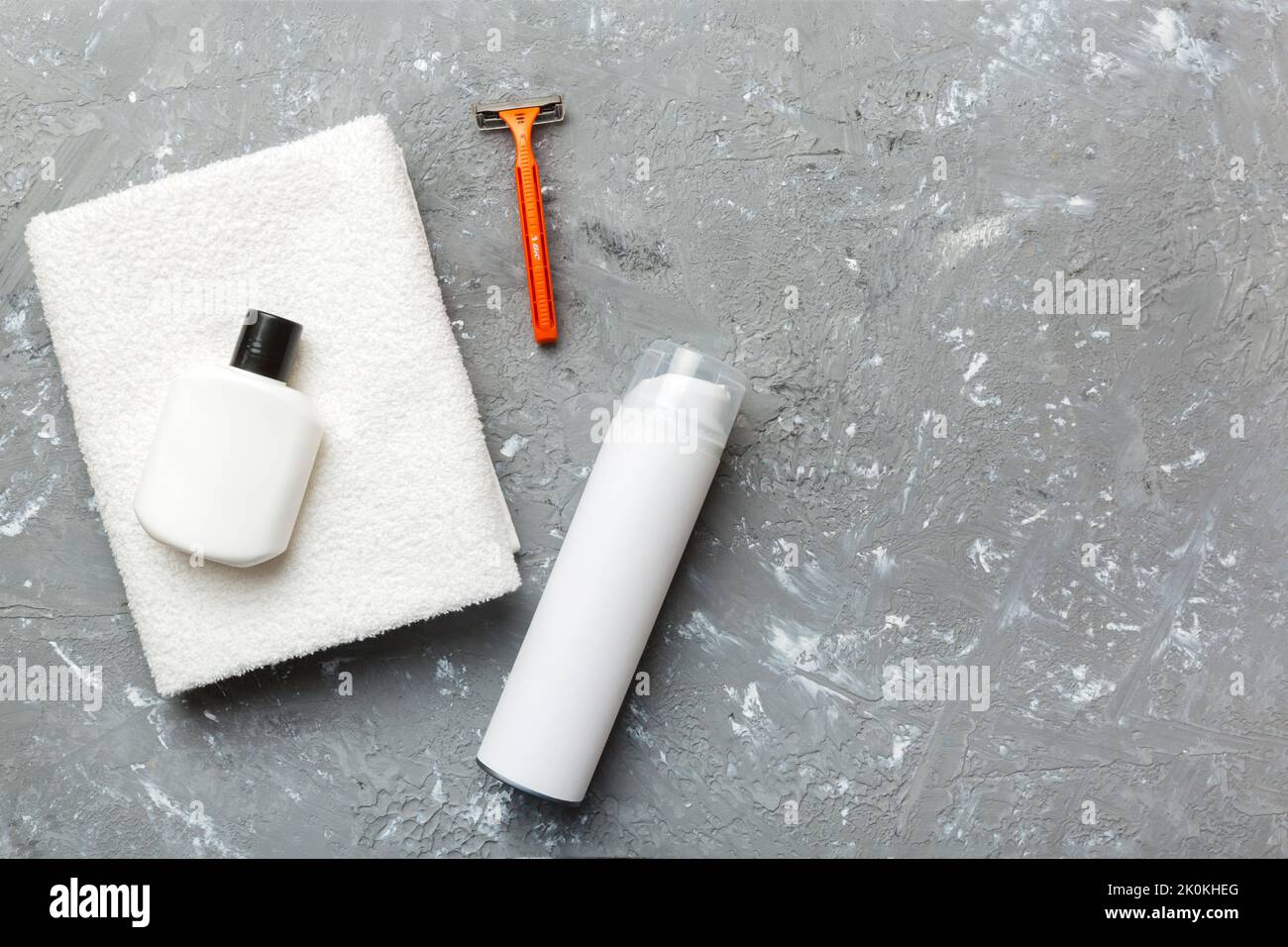 Rasierer-Set. Schermaschine, Handtuch, Lotion und Rasierschaum auf farbigem Hintergrund. Herren Bad Accessoires Draufsicht. Stockfoto