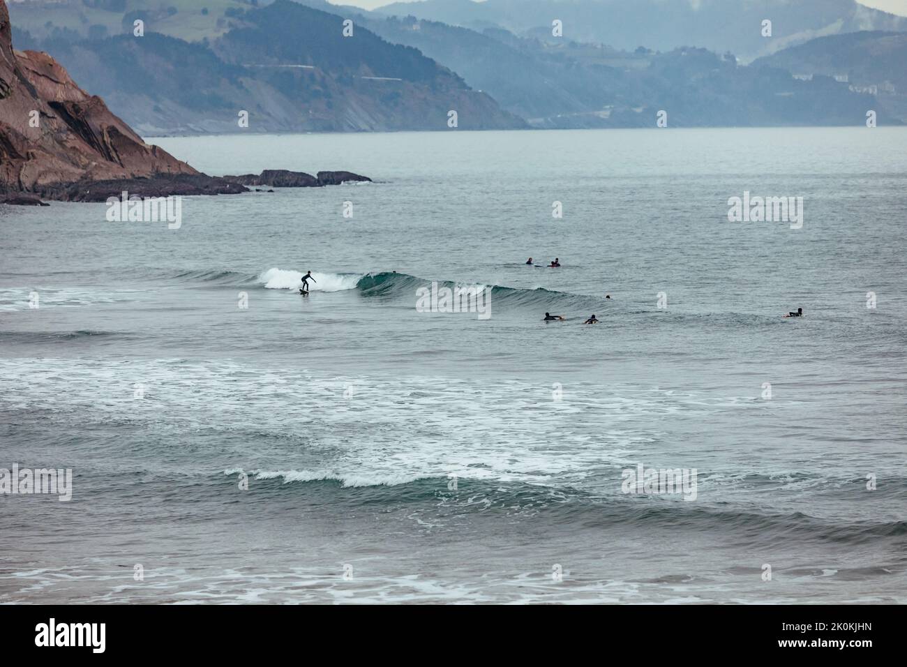 Surfer an der Atlantikküste Stockfoto