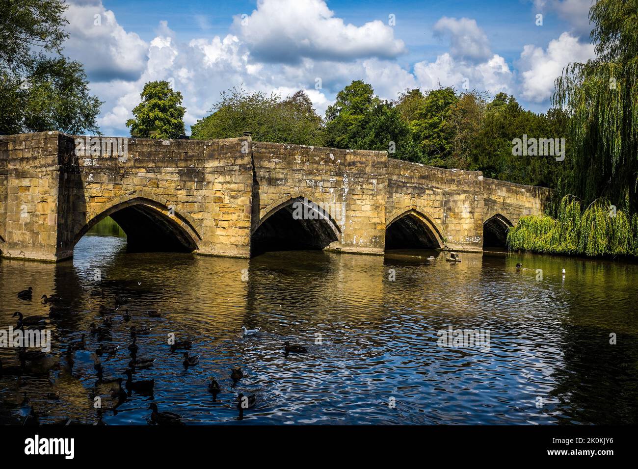Diese Brücke ist eine von zwei alten Steinbrücken bei Bakewell. Stockfoto