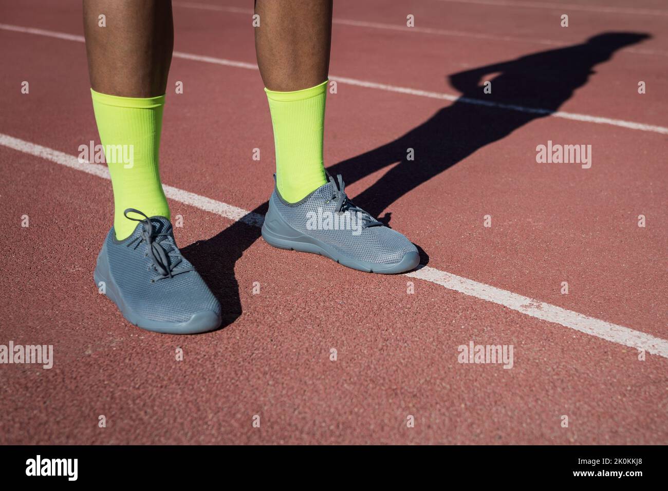 Ernte von anonymen männlichen Läufern während der Vorbereitung auf das Training im Stadion im Sommer Stockfoto