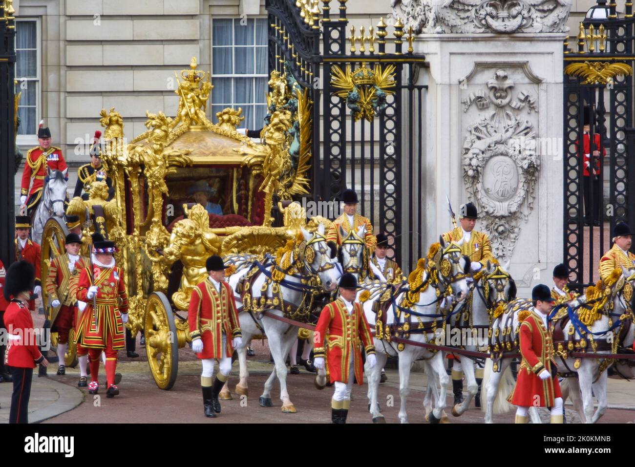 4.. Juni 2002 - Königin Elizabeth II. Und Prinz Philip verlassen den Buckingham Palace im Gold State Coach für ihre Parade zum Goldenen Jubiläum entlang der Mall Stockfoto
