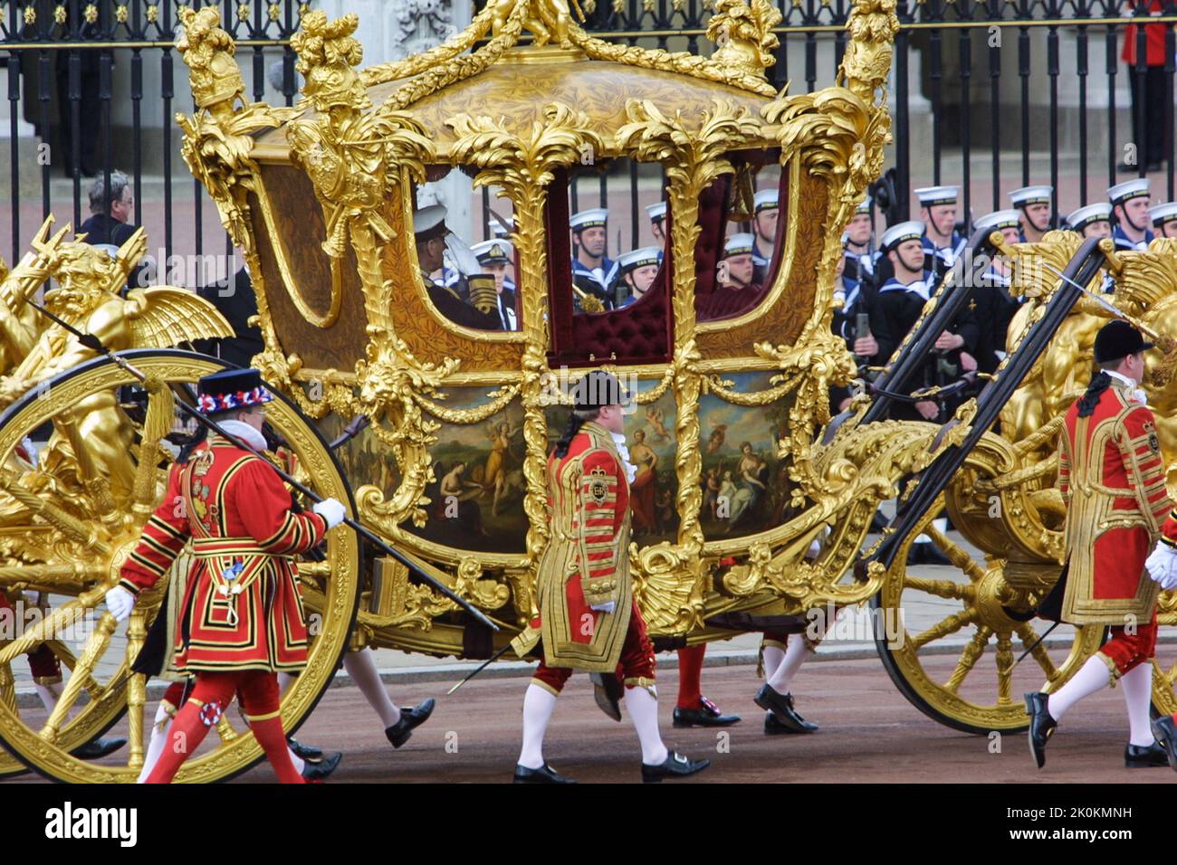 4.. Juni 2002 - Königin Elizabeth II. Und Prinz Philip verlassen den Buckingham Palace im Gold State Coach für ihre Parade zum Goldenen Jubiläum entlang der Mall Stockfoto
