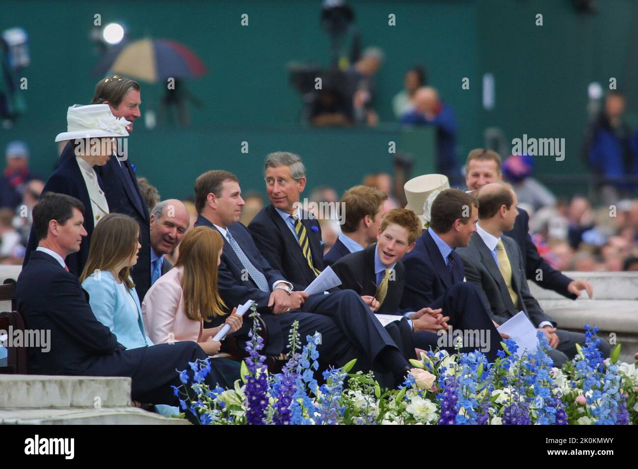 4.. Juni 2002 - Mitglieder der britischen Königsfamilie beim Goldenen Jubiläum von Queen Elizabeth II in der Mall in London Stockfoto