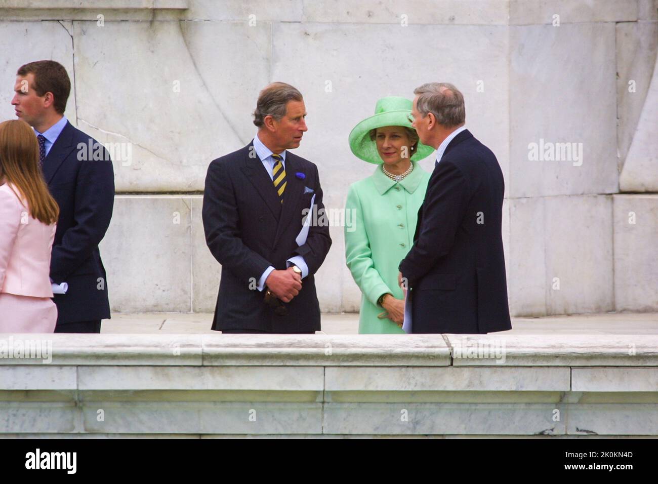 4.. Juni 2002 - Prinz Charles im Gespräch mit Herzog und Herzogin von Gloucester beim Goldenen Jubiläum von Königin Elizabeth II. Im Buckingham Palace in London Stockfoto