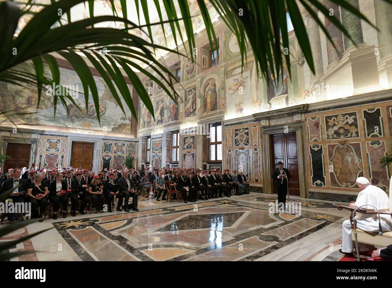 Italien, Rom, Vatikan, 22/09/12 Papst Franziskus bei einer Audienz mit Mitgliedern der Gesellschaft der Schweizer Studenten im Vatikan Foto von Vatican Media / Catholic Press Photo. BESCHRÄNKT AUF REDAKTIONELLE VERWENDUNG - KEIN MARKETING - KEINE WERBEKAMPAGNEN Stockfoto