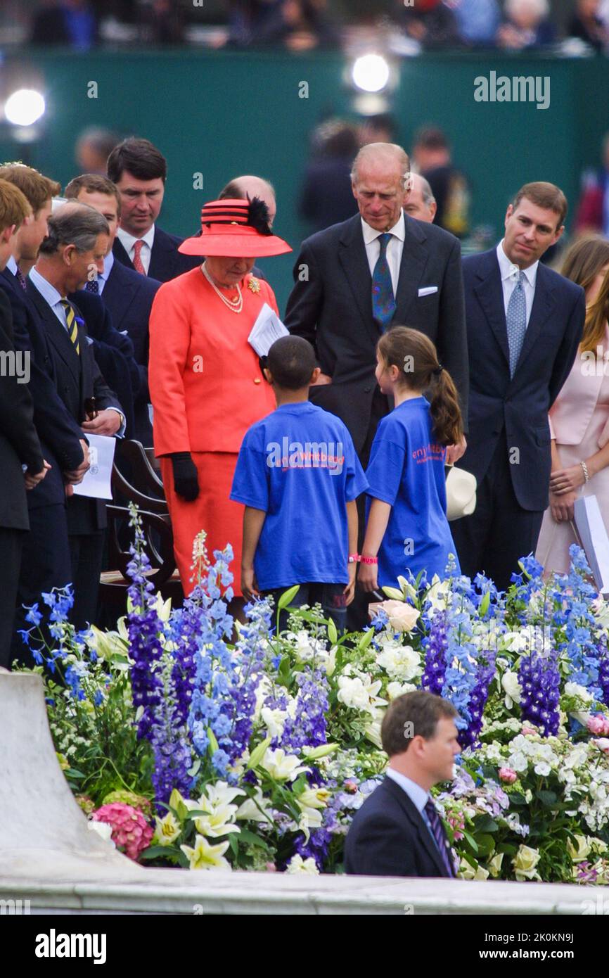 4.. Juni 2002 - Königin Elizabeth II. Trifft Mitglieder der Chicken Shed Theatre Company bei ihrer Feier zum Goldenen Jubiläum im Buckingham Palace in London Stockfoto