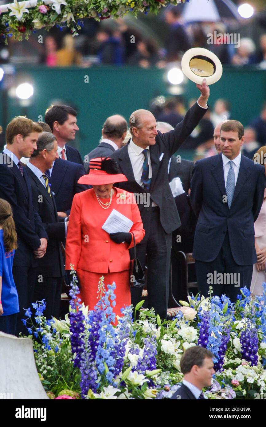 4.. Juni 2002 - Goldenes Jubiläum von Königin Elizabeth II. Im Buckingham Palace in London - Prinz Phillip, Herzog von Edinburgh, winkt den Massen zu Stockfoto