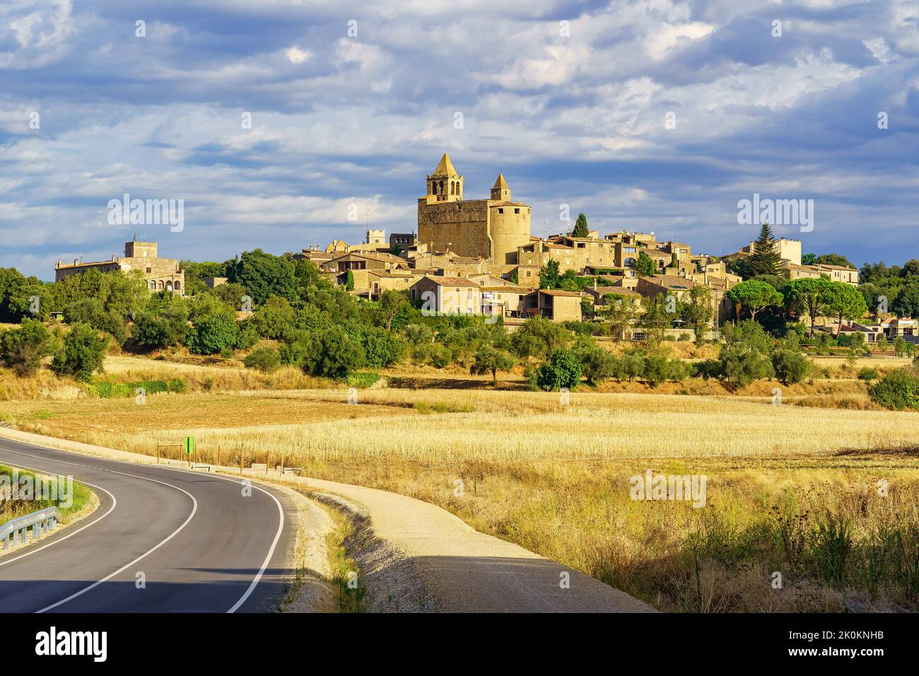 Panoramablick auf das mittelalterliche Dorf Madre-manya in der Provinz Girona, Katalonien, Spanien. Stockfoto