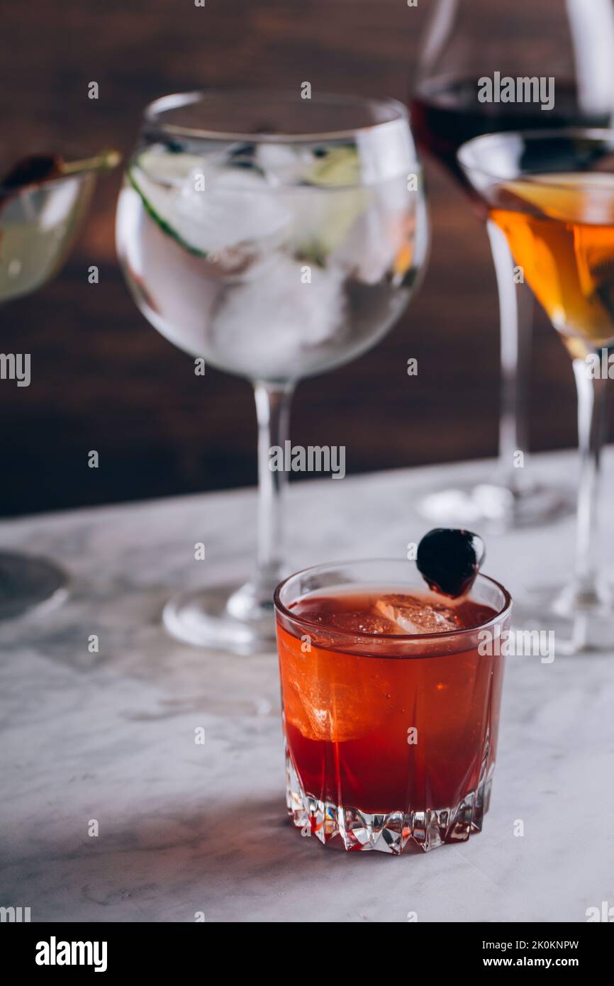 Set verschiedener moderner klassischer Alkoholcocktails in verschiedenen Gläsern auf dem Tisch Stockfoto
