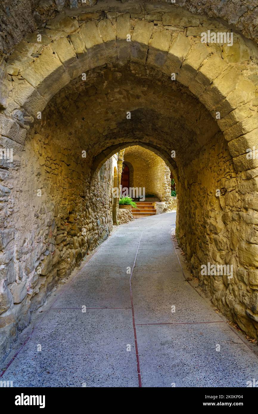 Enge Gasse mit Steinbögen und Atmosphäre der Antike in Madre-manya, Girona, Katalonien. Stockfoto