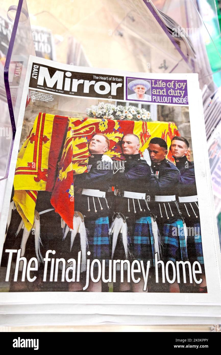 „The final Journey Home“ die Tageszeitung Daily Mirror titelte am 12. September 2022 in Großbritannien die Titelseite der Sargträger von Queen Elizabeth Stockfoto
