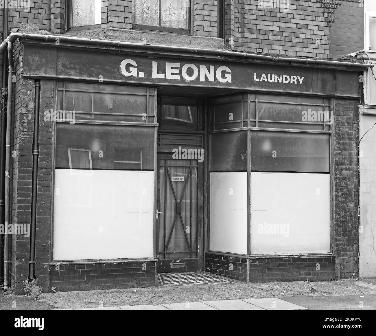 Eindringliche historische chinesische Wäscherei, G.Leong, 117 Penny Lane, Liverpool, Merseyside, England, Großbritannien, L18 - anscheinend verfolgt BW Stockfoto