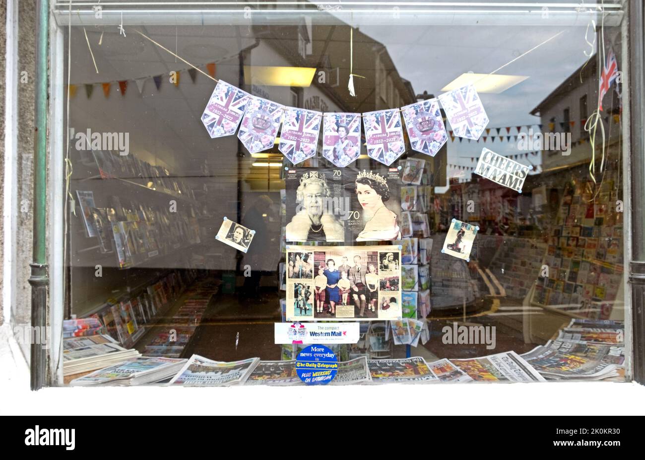 Zeitungskiosks von Llandovery mit Fotos von Queen Elizabeth II, die Zeitungsausschnitte über den Tod des britischen Monarchen am 2022. September VERHÄNGTEN, KATHY DEWITT Stockfoto