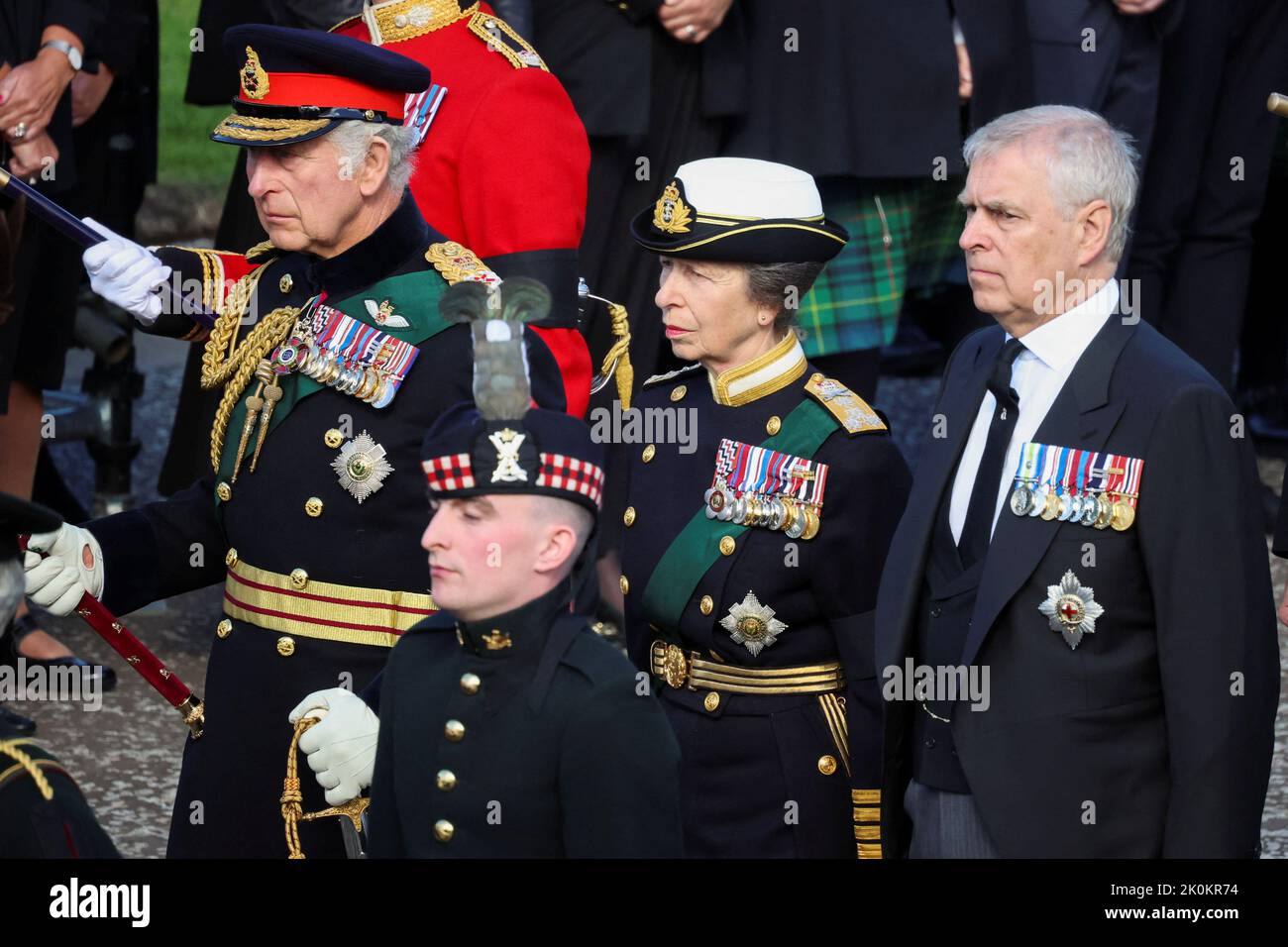 (Von links nach rechts) König Karl III., die Königliche Prinzessin und der Herzog von York gehen während der Prozession vom Palace of Holyroodhouse zur St. Giles' Cathedral, Edinburgh, hinter den Sarg von Königin Elizabeth II. Bilddatum: Montag, 12. September 2022. Stockfoto