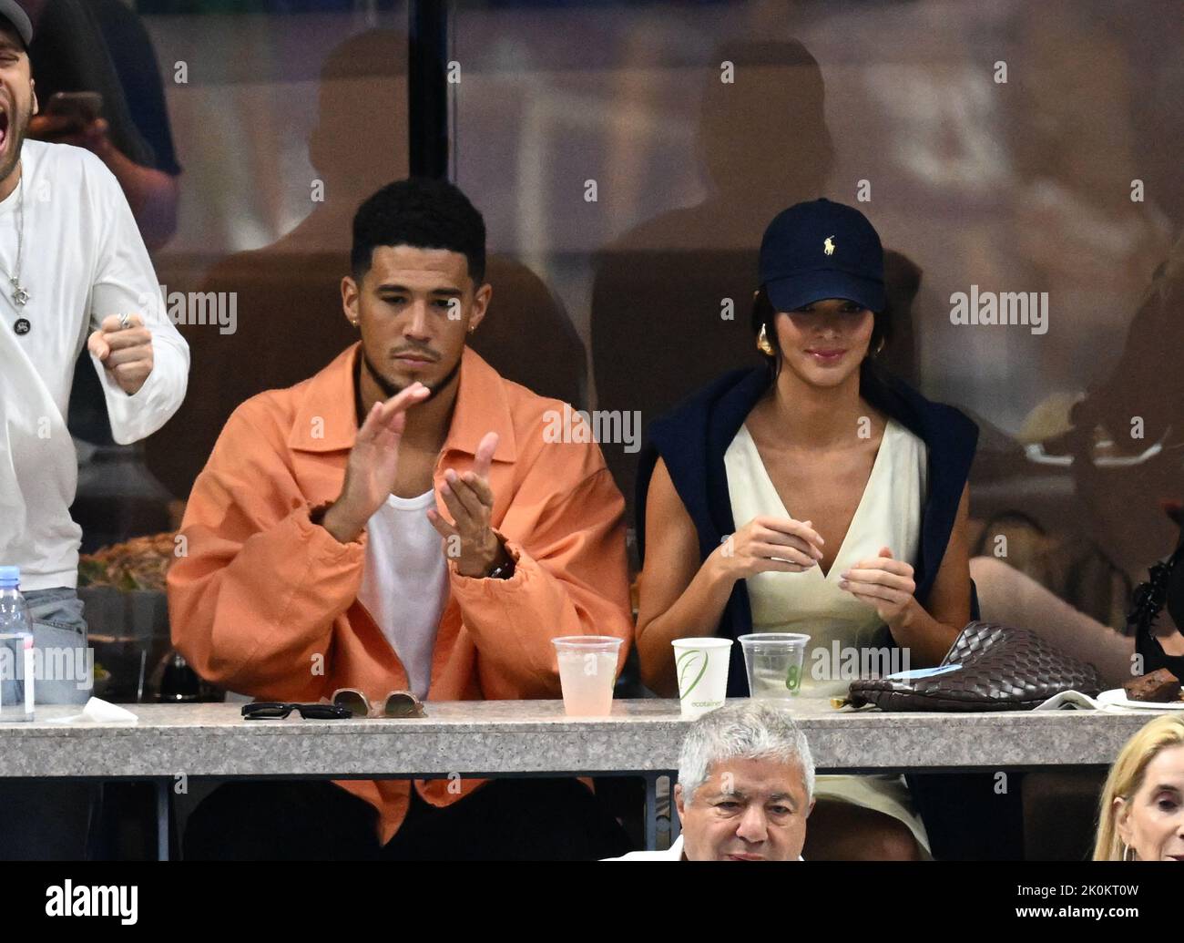 Kendall Jenner und Devin Booker sehen sich Casper Ruud gegen Carlos Alcaraz während des Herrenfinals im Arthur Ashe Stadium im USTA Billie Jean King National Tennis Center in New York City am Sonntag, den 11. September 2022, an. Foto von Larry Marano/UPI Stockfoto