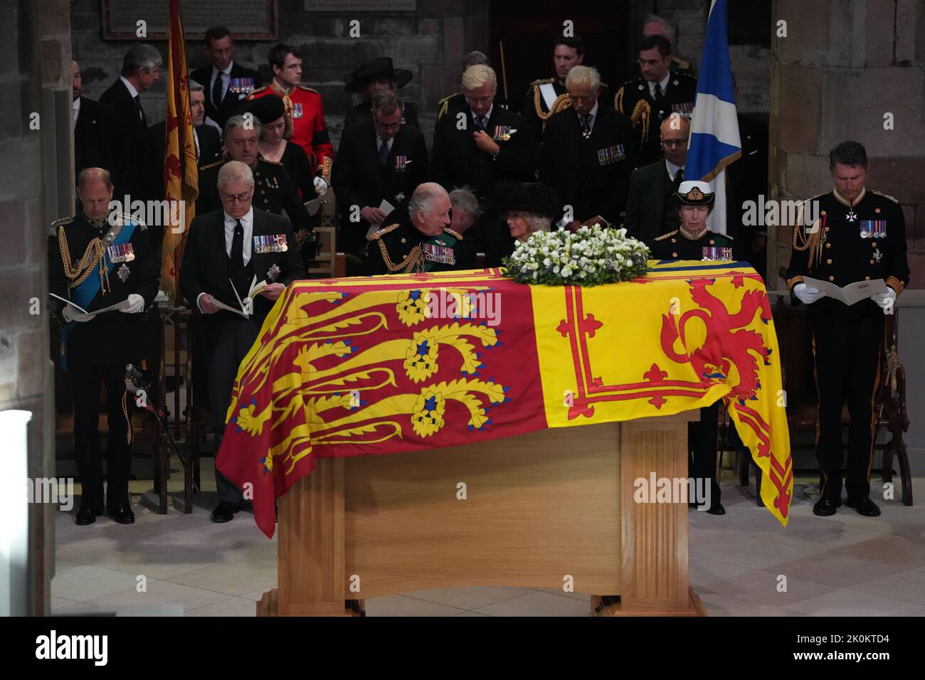 WEITERÜBERTRAGUNG FÜR BESSERE QUALITÄT (von links nach rechts) der Graf von Wessex, der Herzog von York, König Charles III, die Königin Consort, die Prinzessin Royal und Vizeadmiral Sir Tim Laurence besuchen einen Dienst des Gebets und der Reflexion für das Leben von Königin Elizabeth II in der St. Giles' Cathedral, Edinburgh. Bilddatum: Montag, 12. September 2022. Stockfoto