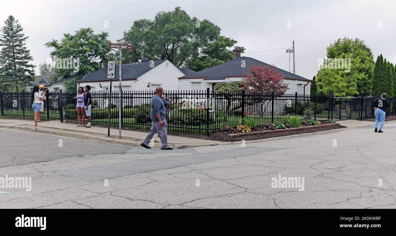Touristen besuchen das Elternhaus von Michael Jackson an der Ecke 23. Avenue und Jackson Street in Gary, Indiana. Stockfoto