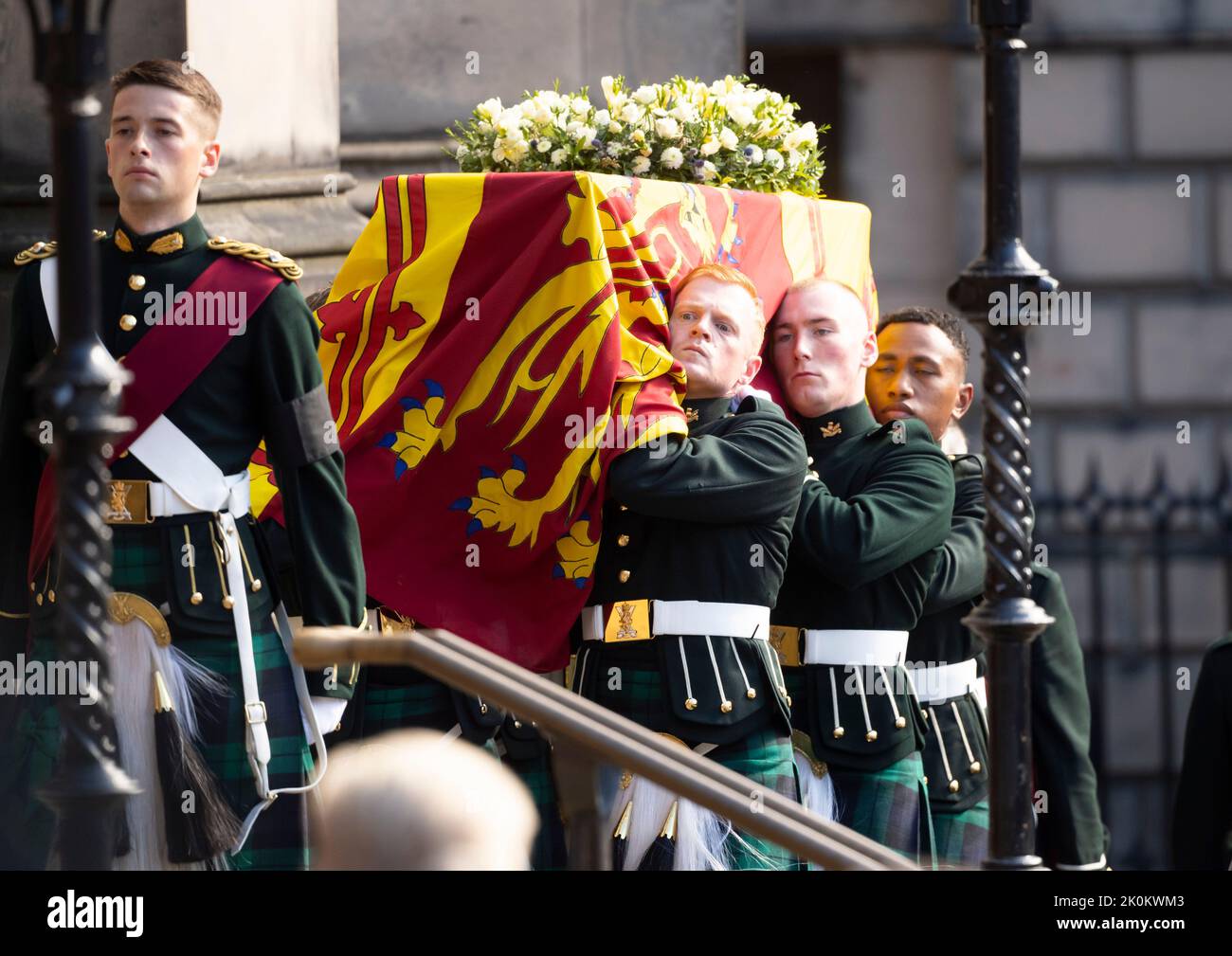 12.. September 2022. Edinburgh, Großbritannien. Ihre Majestät der Sarg von QueenÕs kommt in der Kathedrale von Saint GilesÕ, Edinburgh an. Quelle: Doug Peters/EMPICS/Alamy Live News Stockfoto