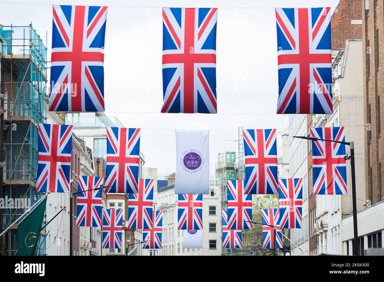 Im Vorfeld der Feierlichkeiten zum Platin-Jubiläum werden in Mayfair, London, die Flaggen der Union geschmückt. Stockfoto