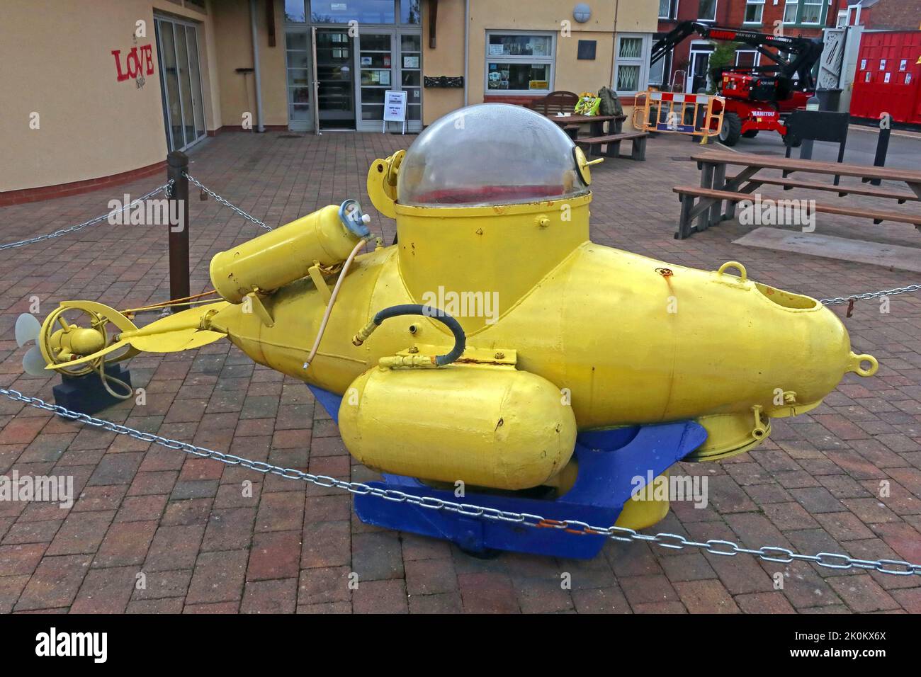 Gelbes U-Boot-Modell beim Penny Lane Development Trust, 70 Penny LN, Liverpool, Merseyside, England, UK, L18 1BW Stockfoto
