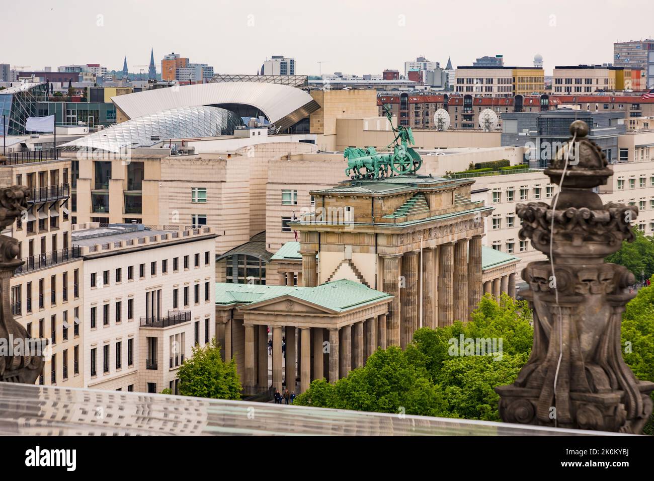 Brandenburger Tor am Pariser Platz vom Reichtag aus gesehen mit Stadtbild von Berlin, Deutschland Stockfoto