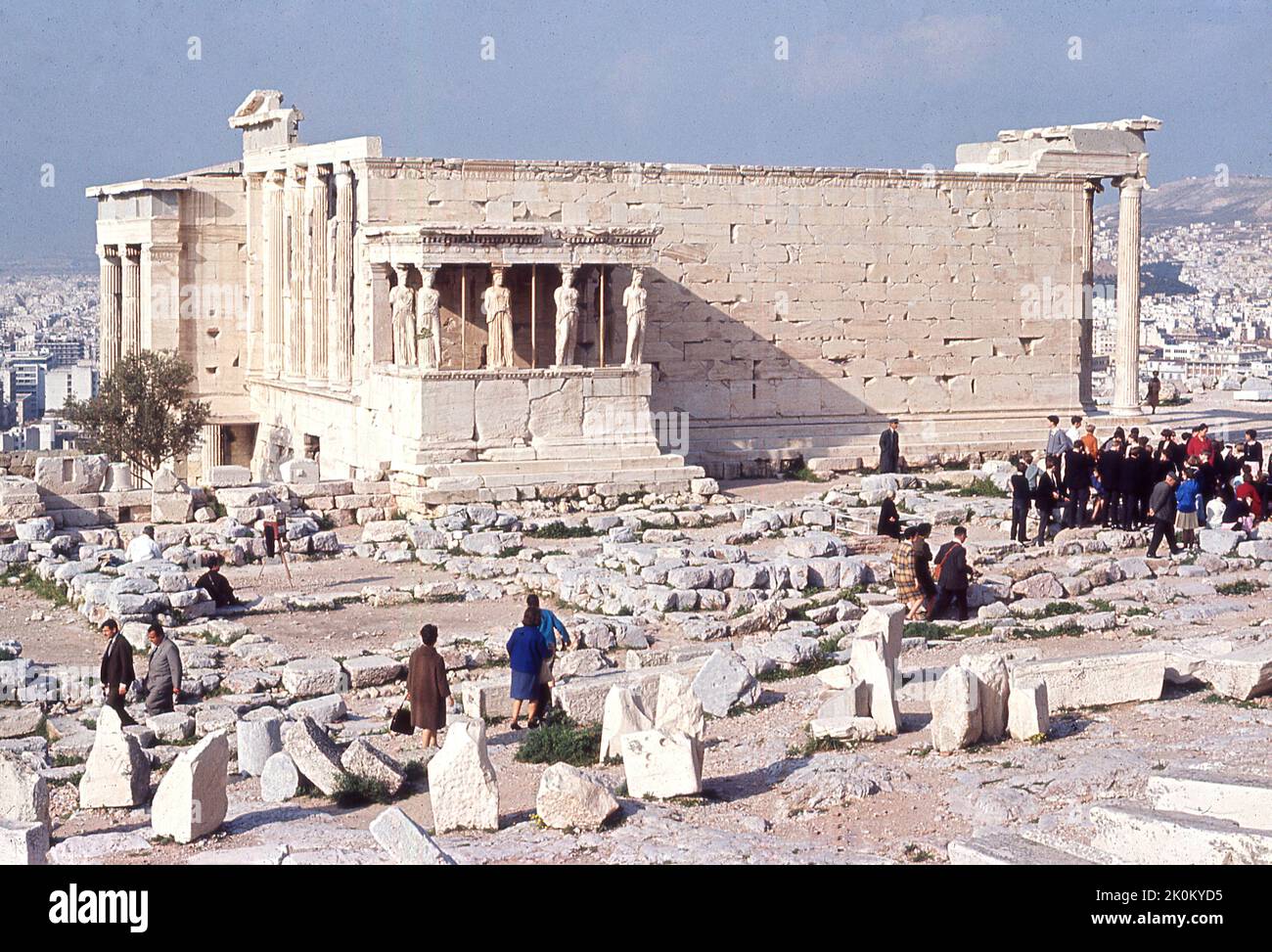 1970er Jahre, historisch, Besucher des Parthenon, Athen, Griechenland, einem antiken Tempel auf der Athener Akropolis, der der Göttin Athena im 5. Jahrhundert v. Chr. gewidmet ist. Stockfoto