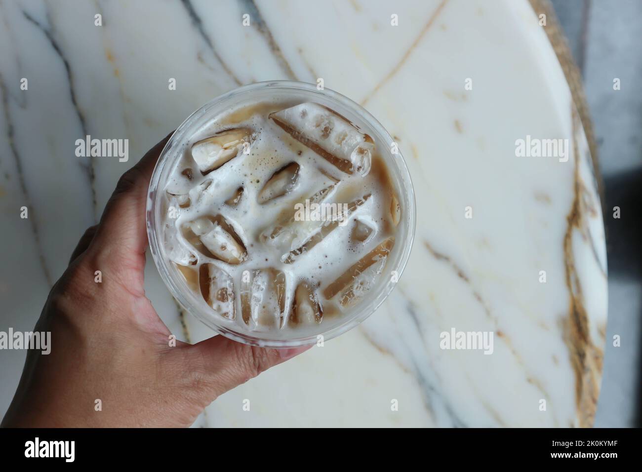 eiskaffee, Eiskaffee oder Cappuccino-Eiskaffee aus Plastikglas Stockfoto