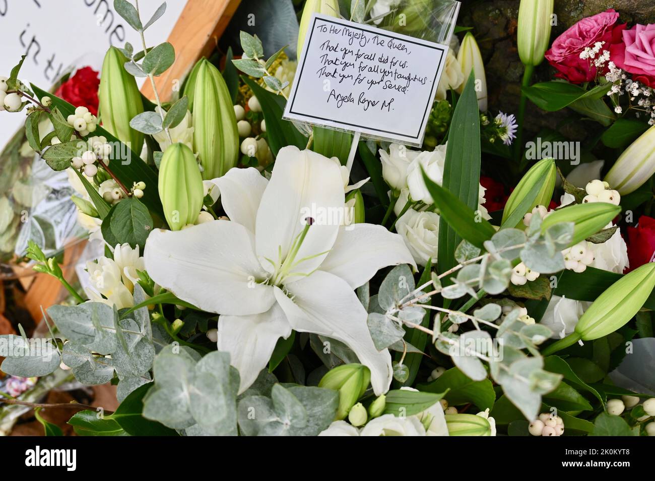 12.. September. London, Großbritannien. Die stellvertretende Labour-Führerin Angela Rayner hinterließ nach ihrem Tod am 08.09.2022 im St. James Park eine berührende blumige Hommage an Königin Elizabeth II. Sie schrieb: „Vielen Dank für alles, was Sie für uns getan haben, vielen Dank für alles, was Sie uns gelehrt haben, vielen Dank für Ihren Service“ Credit: michael melia/Alamy Live News Stockfoto