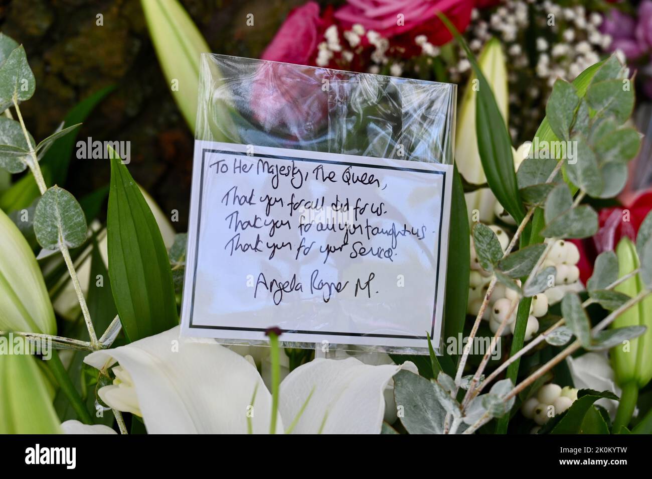 12.. September. London, Großbritannien. Die stellvertretende Labour-Führerin Angela Rayner hinterließ nach ihrem Tod am 08.09.2022 im St. James Park eine berührende blumige Hommage an Königin Elizabeth II. Sie schrieb: „Vielen Dank für alles, was Sie für uns getan haben, vielen Dank für alles, was Sie uns gelehrt haben, vielen Dank für Ihren Service“ Credit: michael melia/Alamy Live News Stockfoto