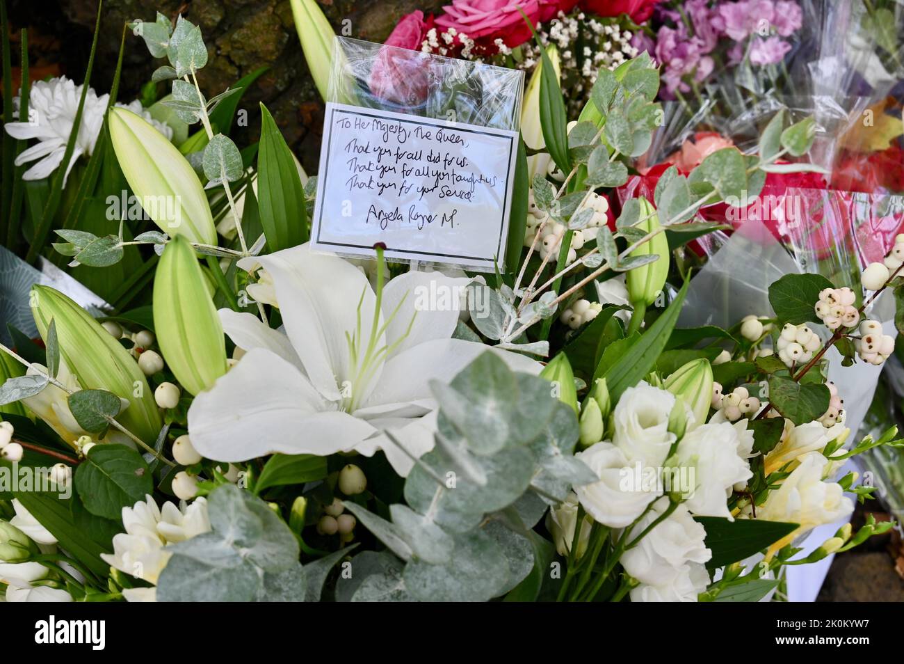 12.. September. London, Großbritannien. Die stellvertretende Labour-Führerin Angela Rayner hinterließ nach ihrem Tod am 08.09.2022 im St. James Park eine berührende blumige Hommage an Königin Elizabeth II. Sie schrieb: „Vielen Dank für alles, was Sie für uns getan haben, vielen Dank für alles, was Sie uns gelehrt haben, vielen Dank für Ihren Service“ Credit: michael melia/Alamy Live News Stockfoto