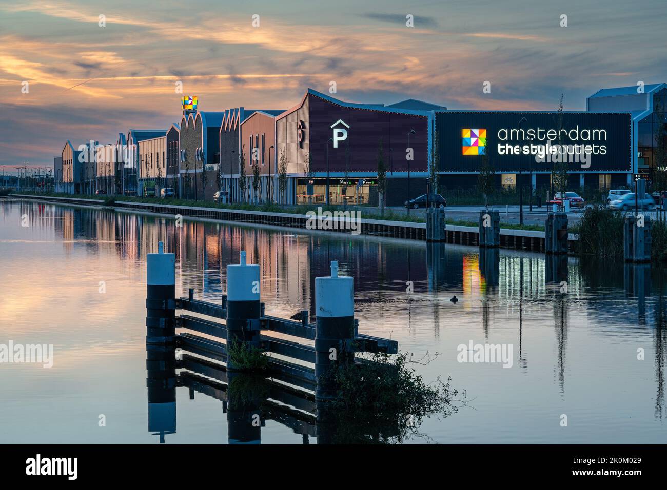 Halfweg, Nordholland, Niederlande, 11.09.2022, Outlet Mall in Halfweg bei Sonnenuntergang, von Zwanenburg aus gesehen Stockfoto
