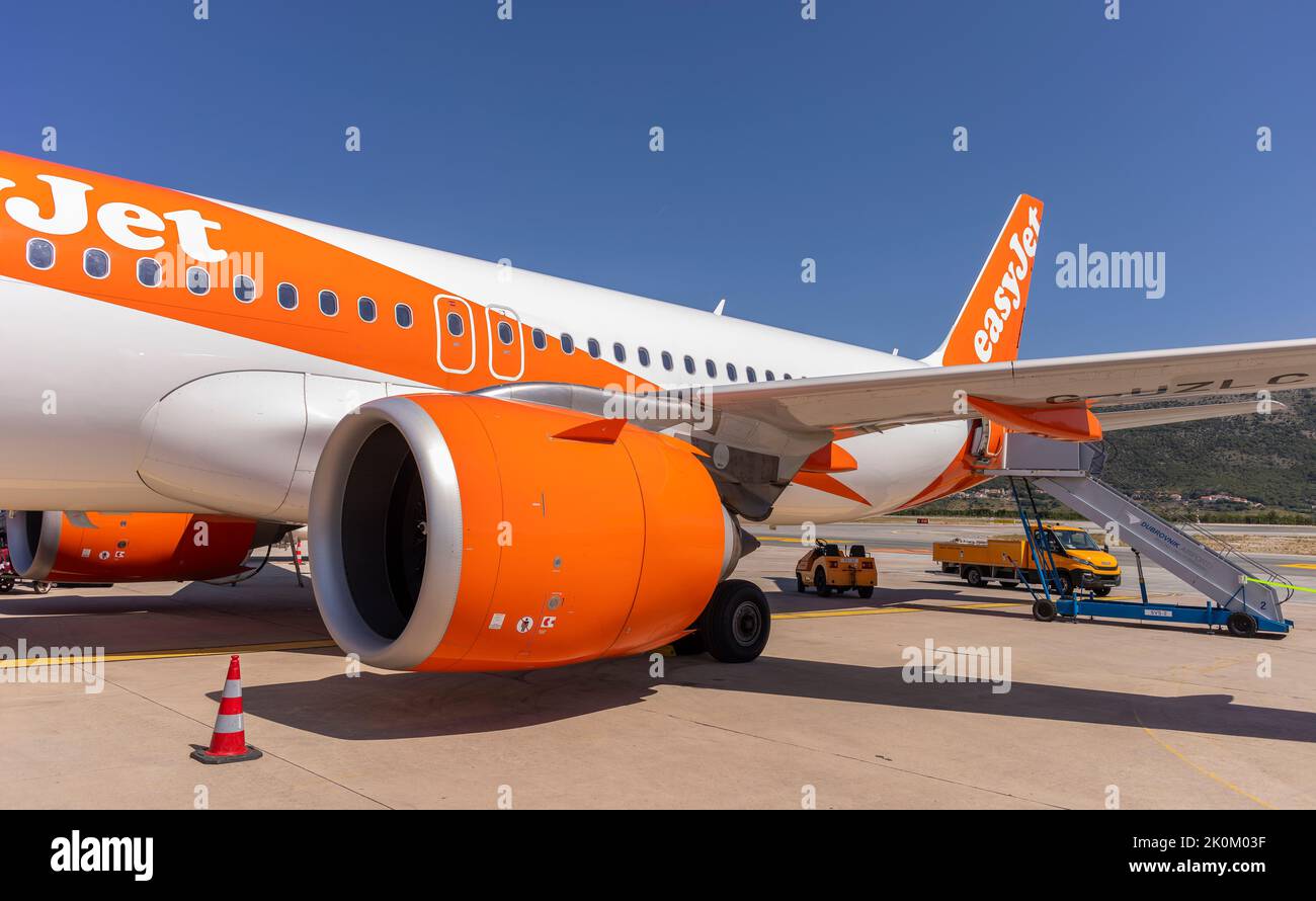 FLUGHAFEN DUBROVNIK, KROATIEN, EUROPA - Easyjet kommerzieller Jetliner am Gate. Stockfoto