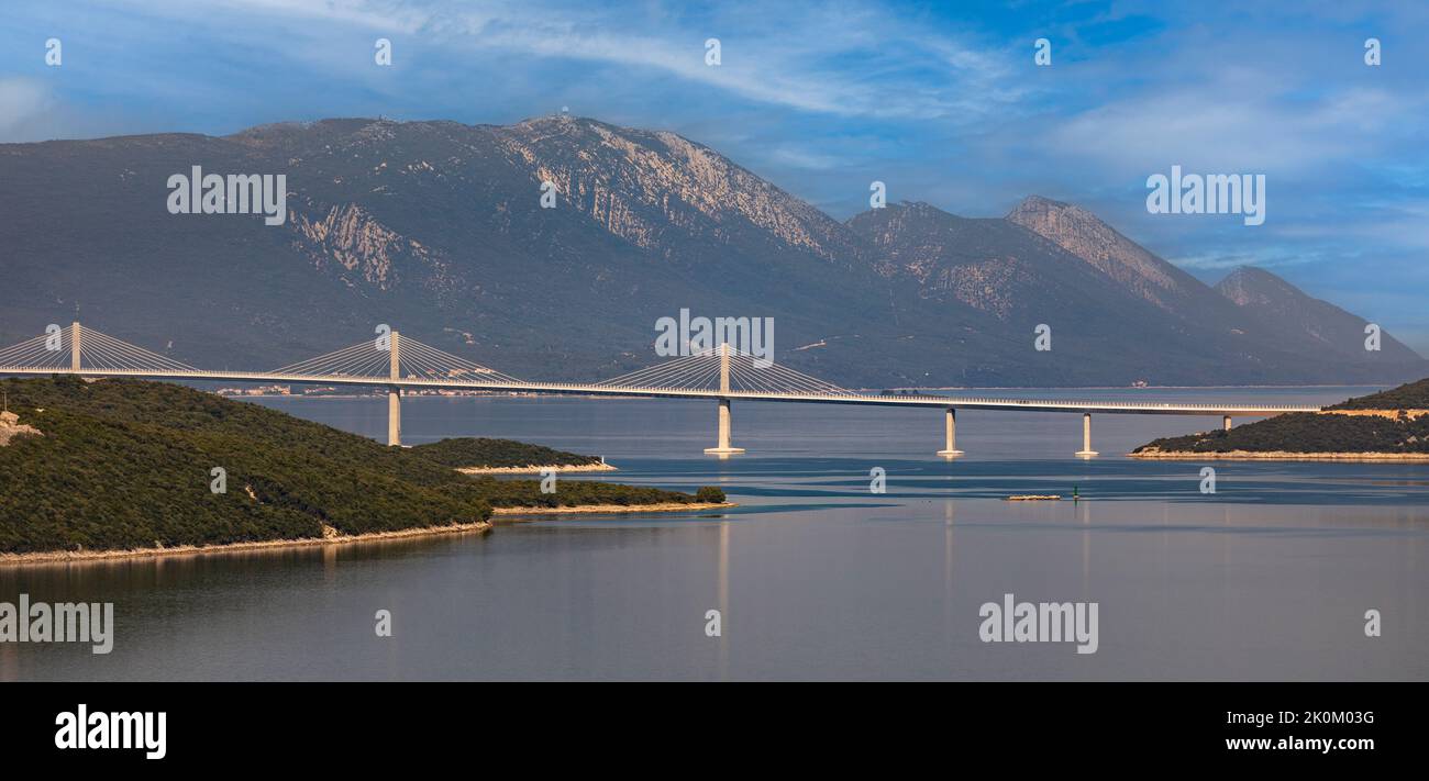 NEUM, KROATIEN, EUROPA - die Peljesac-Brücke, die die Bucht von Mali Ston überquert und Kroatien verbindet und Bosnien und Herzegowina umgeht. Stockfoto