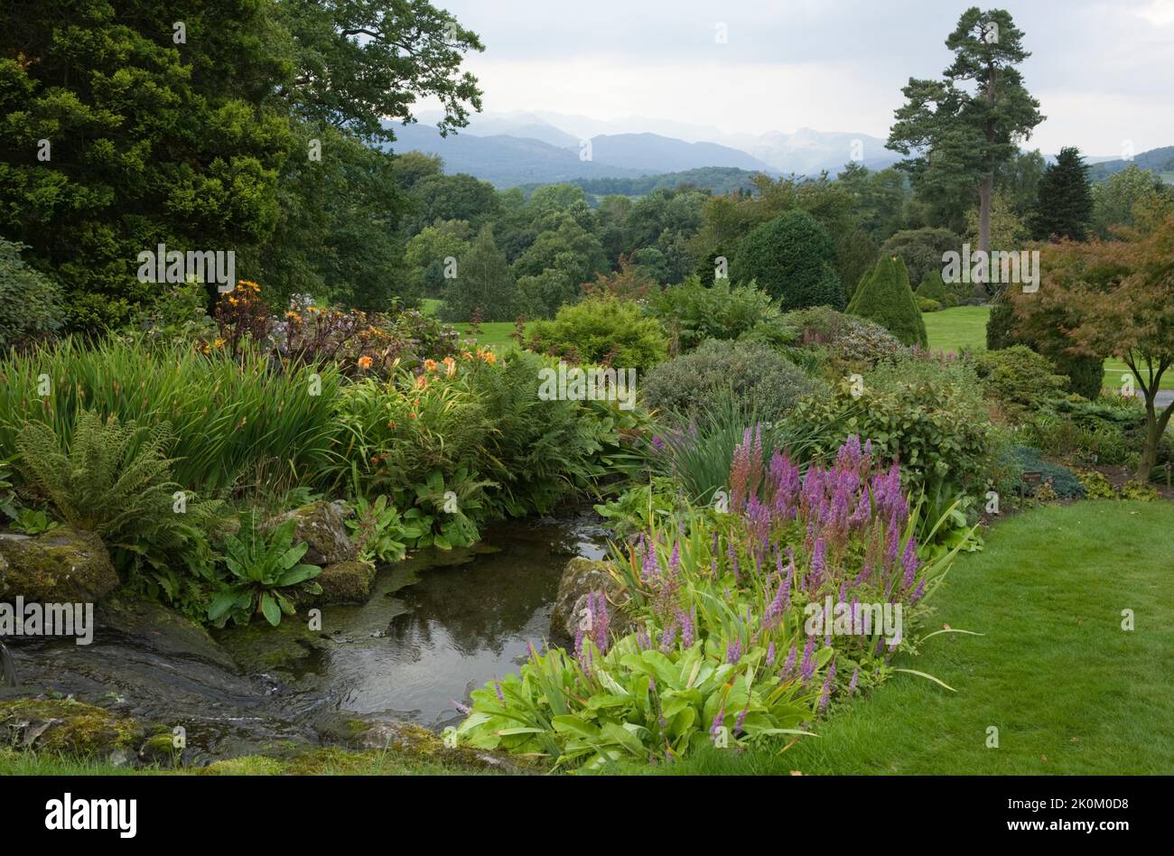 The Lower Garden at Holehird Gardens - die Heimat der Lakeland Horticultural Society. Windermere, Lake District, Cumbria, England, Großbritannien Stockfoto