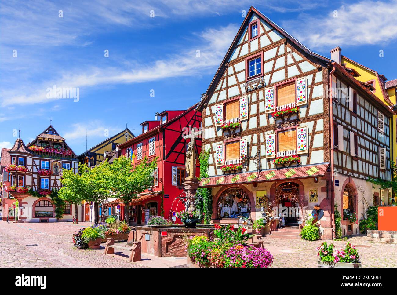 Kaysersberg Vignoble, Frankreich. Malerische Straße mit traditionellen Fachwerkhäusern an der elsässischen Weinstraße. Stockfoto