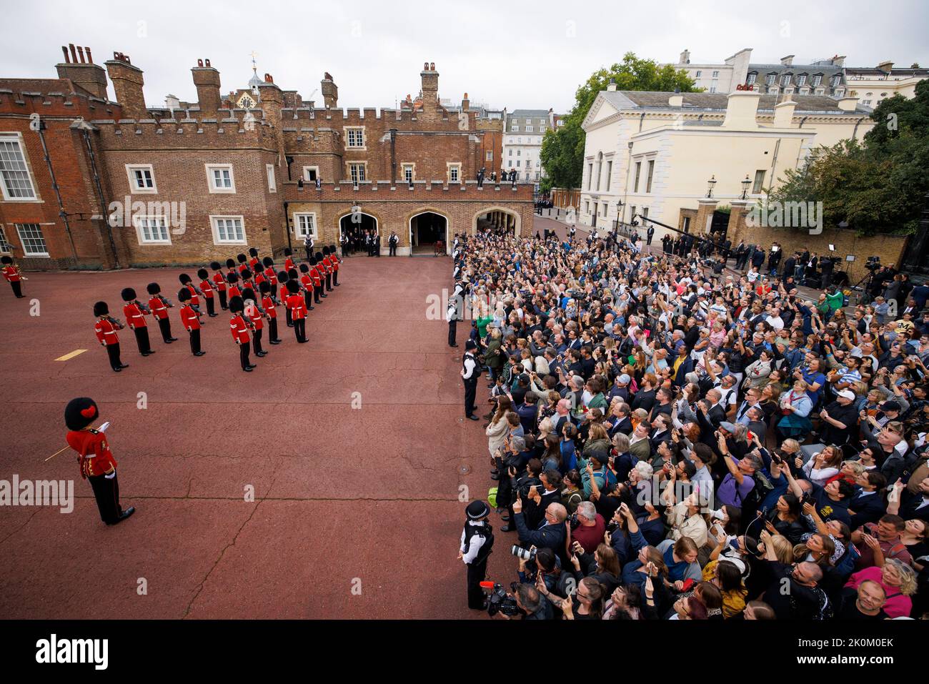 Mitglieder der Coldstream-Wachen nehmen an der Verkündigungszeremonie vor dem Beitritts-rat im Friary Court Teil, wie es König Karl III. Verkündet Stockfoto