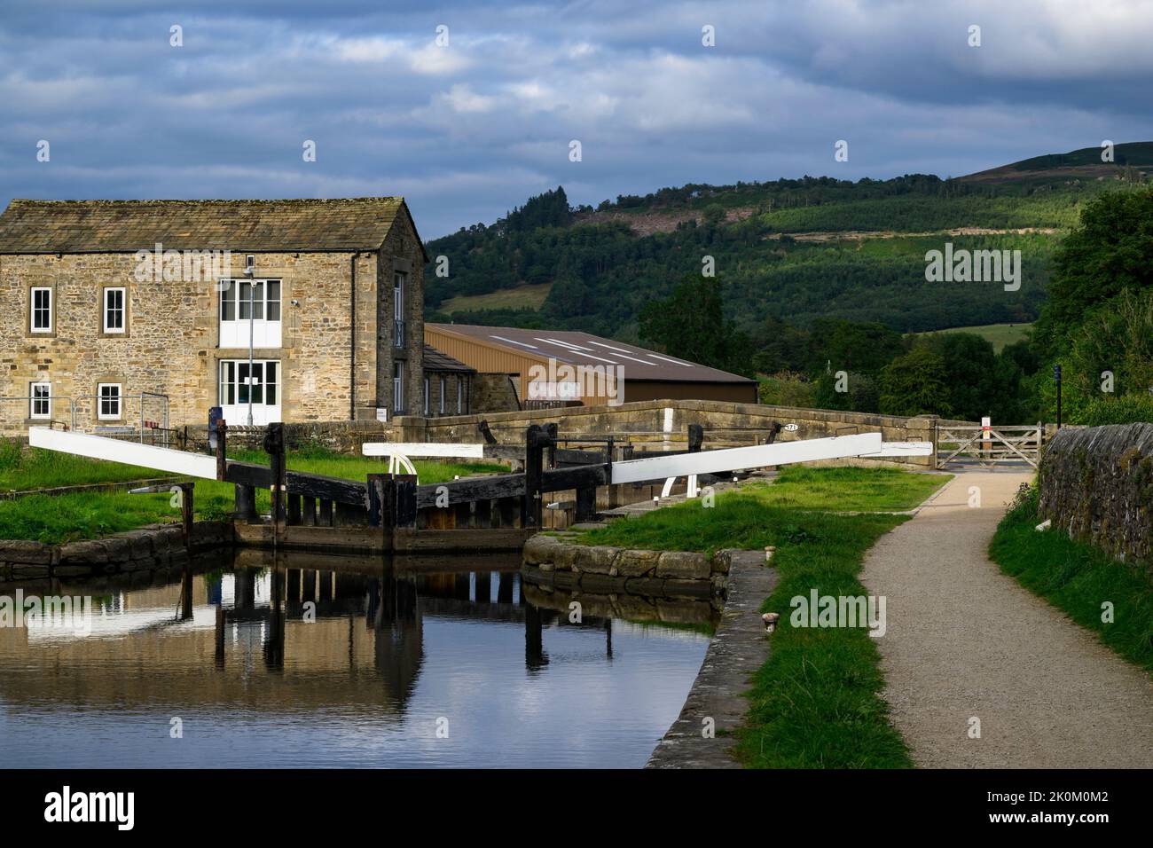 Eshton Road Lock No. 31, Low Warehouse Bridge No. 171 & Scenic Sharp Haw Hill Beyond - Leeds Liverpool Canal, Gargrave, North Yorkshire, England, UK. Stockfoto