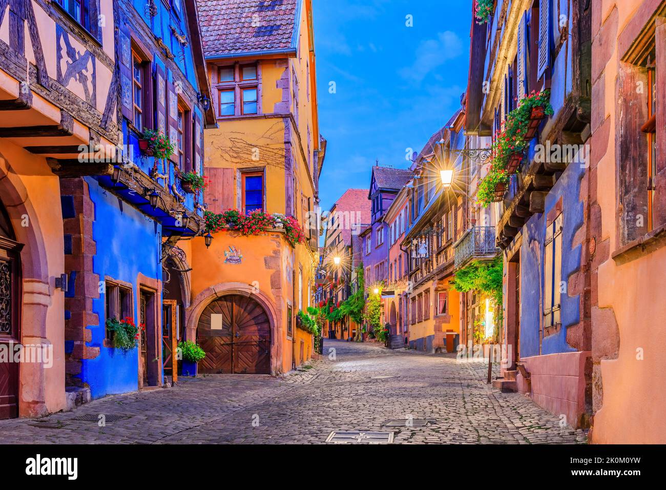 Riquewihr, Frankreich. Malerische Straße mit traditionellen Fachwerkhäusern an der elsässischen Weinstraße. Stockfoto