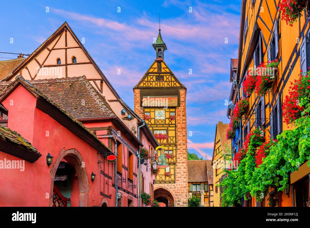 Riquewihr, Frankreich. Malerische Straße mit traditionellen Fachwerkhäusern an der elsässischen Weinstraße. Stockfoto