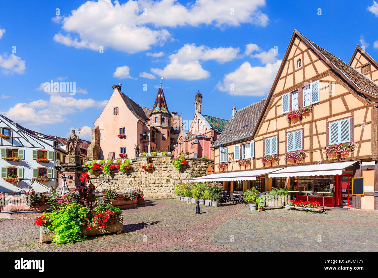 Eguisheim, Frankreich. Bunte Fachwerkhäuser am Schlossplatz im Elsass. Stockfoto