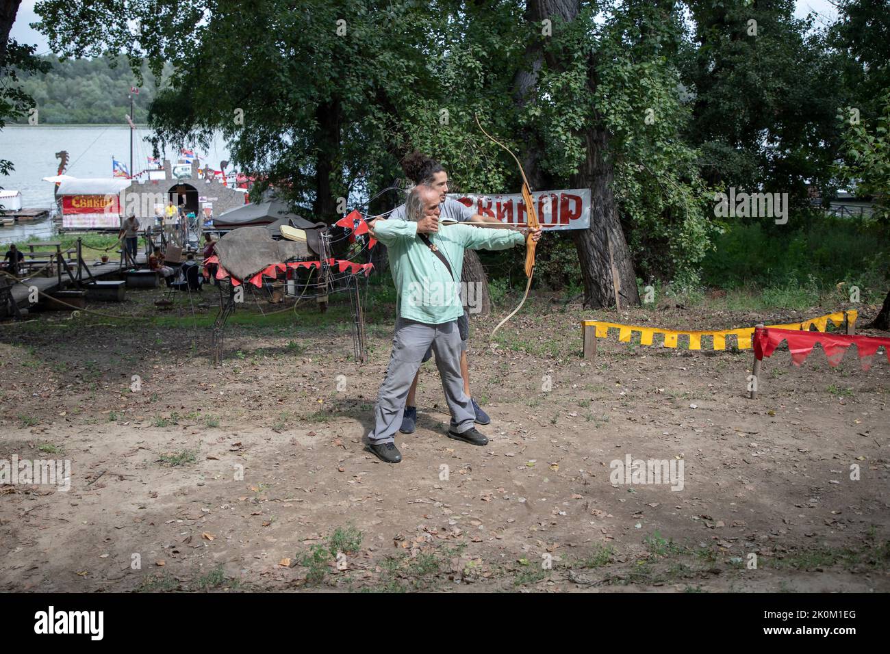 Belgrad, Serbien, 27. Aug 2022: Pensionierter Mann, der Bogenschießunterricht hat Stockfoto