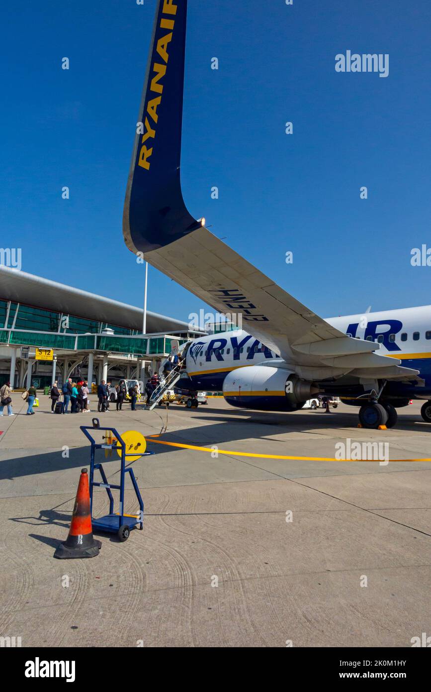 Passagiere, die am Flughafen Porto in Portugal ein Flugzeug der Ryanair Boeing 737-800 besteigen. Stockfoto