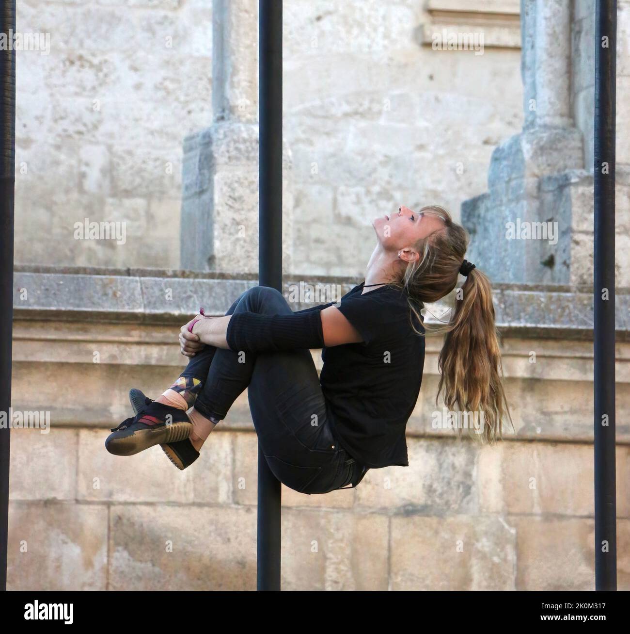 Kostenlose öffentliche Veranstaltung auf der Plaza Rey San Fernando neben der Kathedrale von Burgos, Kastilien und Leon Spain mit chinesischen Polakrobaten vom Cirque Entre Nous Stockfoto